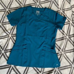 Barco One scrub top size Medium in Bahama